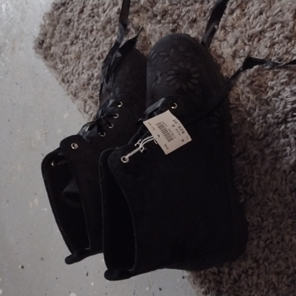 Super cute velvet booties